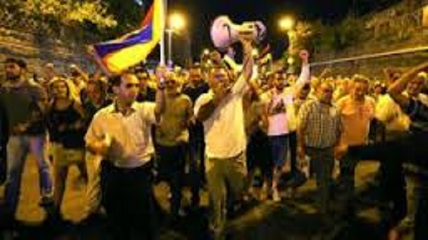 В Ереване проходит шествие оппозиции - ФОТО